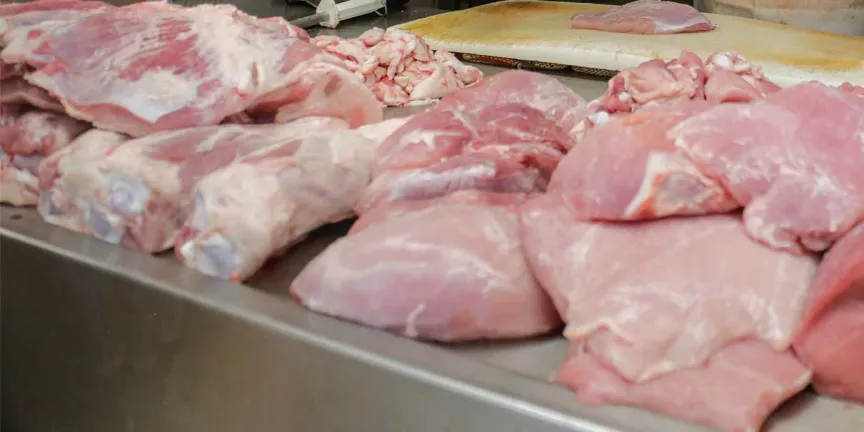 Descubren 700 kilos de carne caduca en mercados, Chedraui y Aurrerá