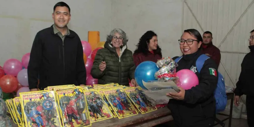 Entregan presentes a hijas e hijos de personal operativo mediante la Caravana de la Transformación