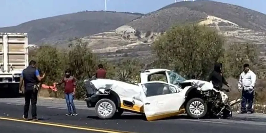 Dos autos chocan tras ser embestidos por camión sin frenos en Cañada Morelos