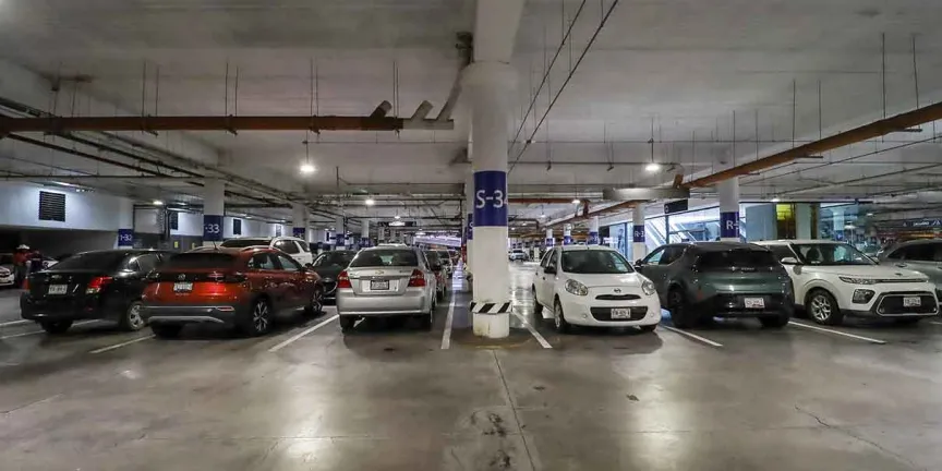 Eliminar cobro de estacionamiento afectaría empleos y seguridad en plazas: Acecop