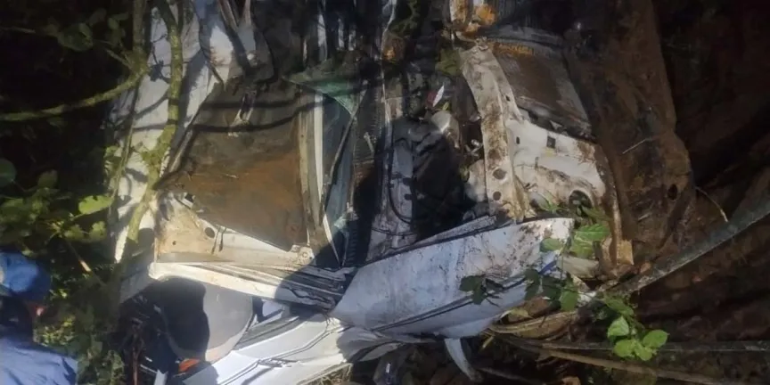 Fatal accidente en Naupan deja joven muerto tras caer camioneta a barranco