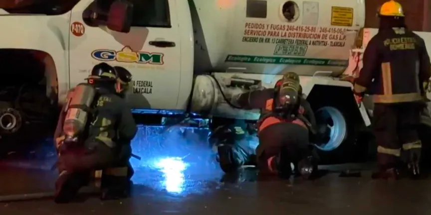 Controlan fuga de gas en dos pipas en el Parque Industrial 2000
