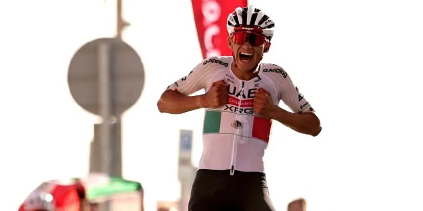 Isaac del Toro se adueña del jersey rojo y queda a un paso del título en el UAE Tour