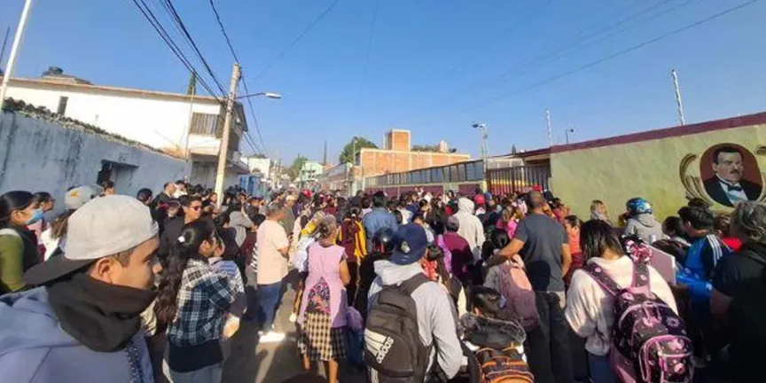 Padres bloquean primaria en Atlixco por disputa de recursos y falta de transparencia