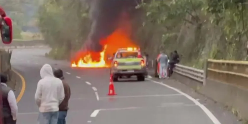Vehículo en llamas paraliza tránsito en autopista México-Tuxpan; no hay heridos