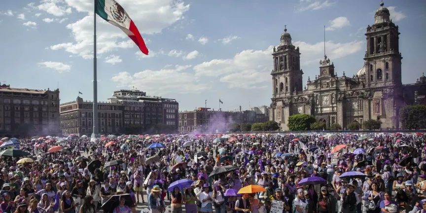 En CDMX 120 mil mujeres marchan con saldo blanco por el 8M