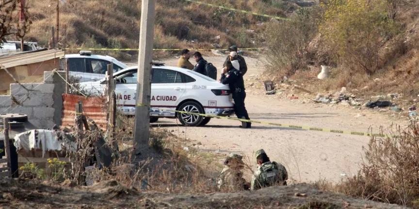 Abandonan bolsas con restos humanos en lote baldío de Xochimehuacán