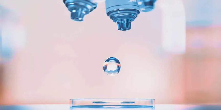 La razón por la que el agua micelar revolucionó la limpieza facial