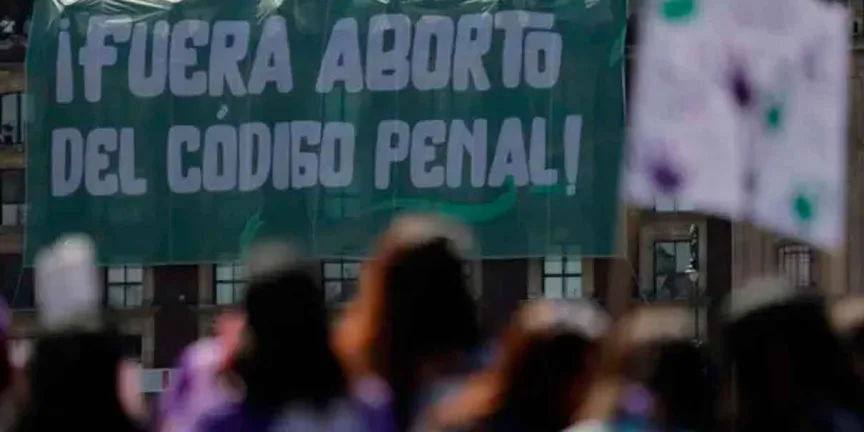 Claudia Sheinbaum analiza casos de mujeres en prisión por aborto en México