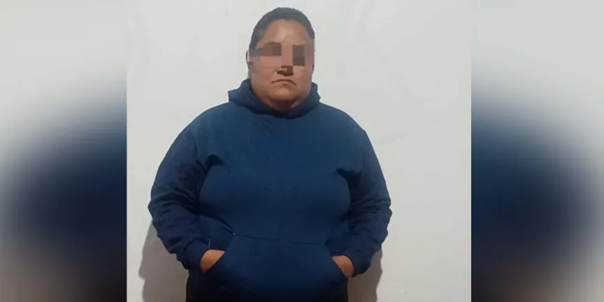 Golpean, desnudan y exhiben a presunta fardera en tianguis de Texmelucan