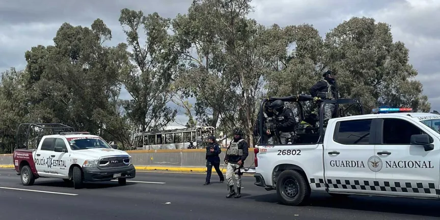 Criminales colocan falsos retenes con patrullas clonadas en autopistas y se disfrazan de personal de Capufe para asaltar y matar