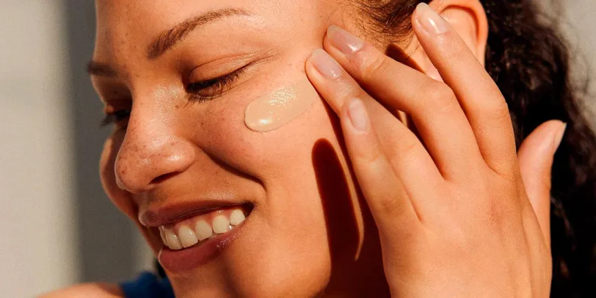 Adiós al maquillaje pesado: el protector solar con color que cuida y embellece tu piel