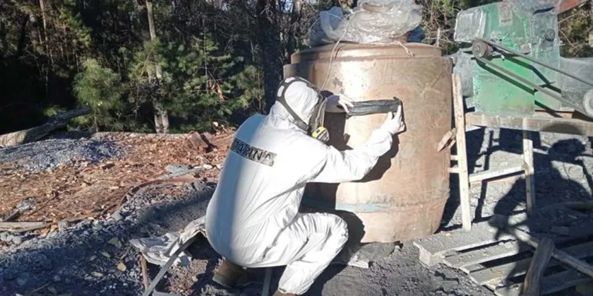 SEMAR asegura 200 kilos de cristal y químicos peligrosos en narcolaboratorios en Durango