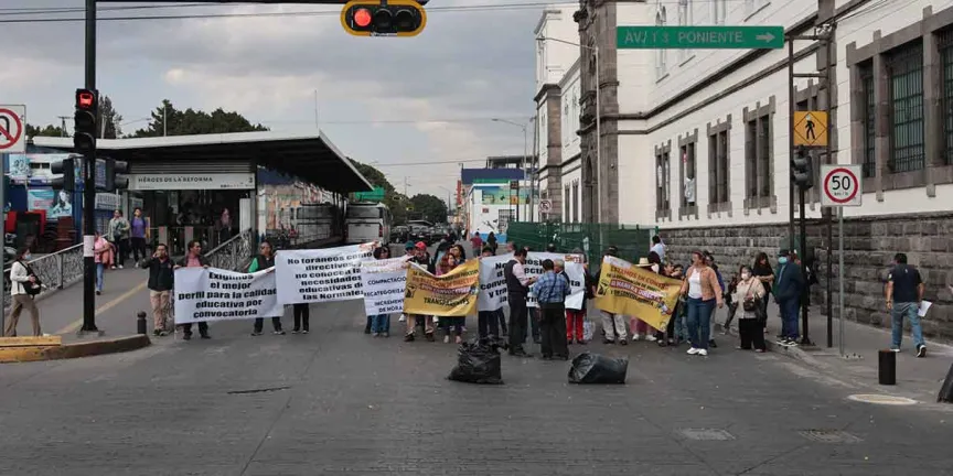Cierres viales por protestas contra relevos en direcciones de Normales y UPN