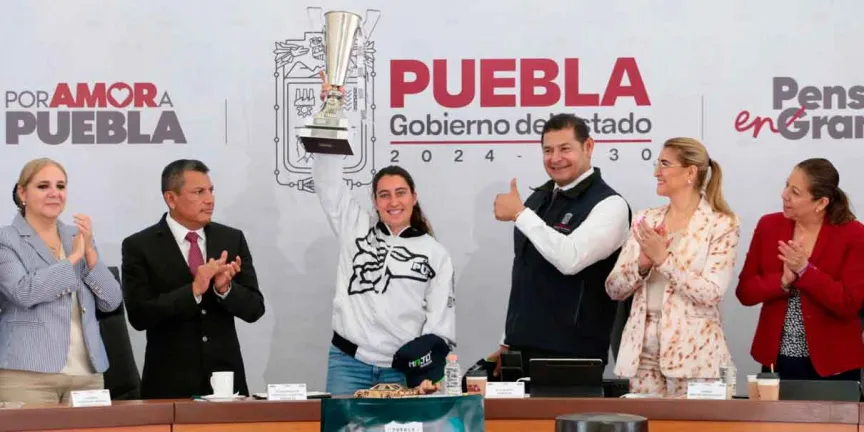 Talento deportivo fortalece a puebla: Alejandro Armenta Mier distingue a piloto poblana
