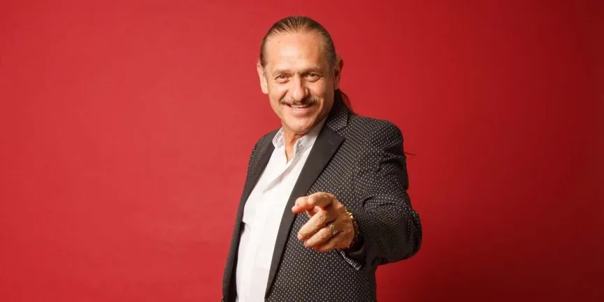 Teo González regresa a Puebla con su show “El comediante de la cola de caballo”