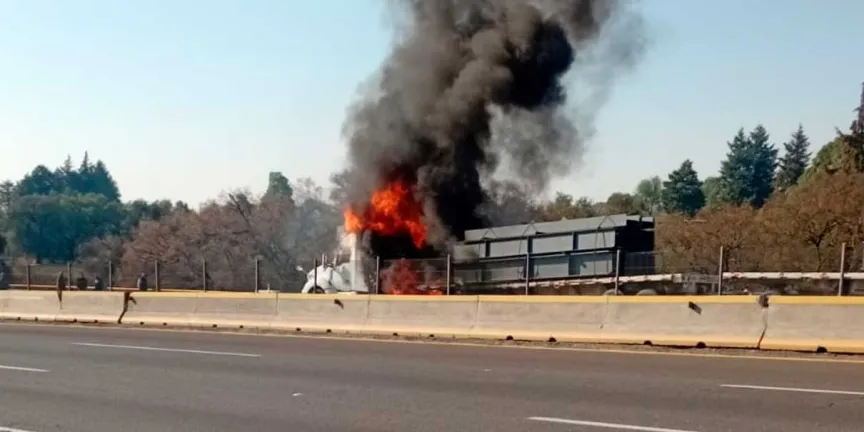 Fuego consumió tráiler en Tlalancaleca, sobre la autopista México-Puebla