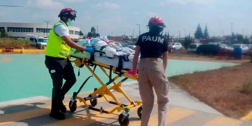 Trasladan vía aérea a embarazada con gemelos desde Cuetzalan para atención especializada en Puebla