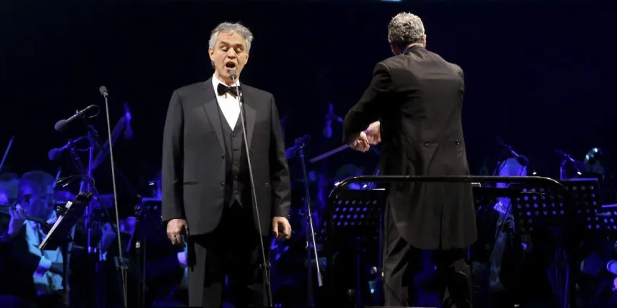 Andrea Bocelli y Los Ángeles Azules deleitan a asistentes en la Zócalo de la CDMX