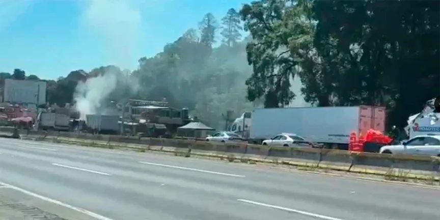 Violencia en la México-Puebla: sindicatos chocan por obra y queman camión