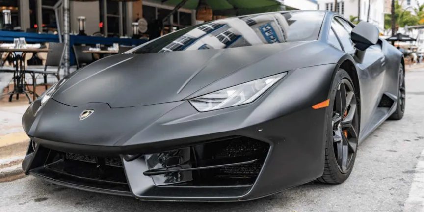 Camioneta se trepa a Lamborghini de 7 millones y rompe internet