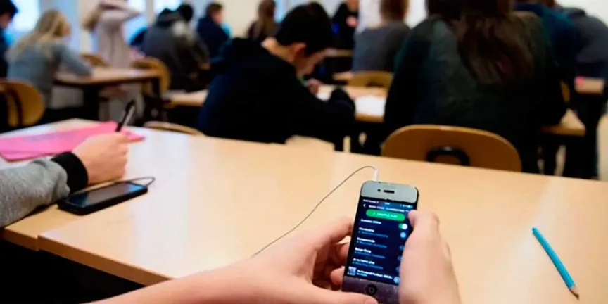 Urge devolver a las escuelas el aprendizaje y socialización con restricción de celulares