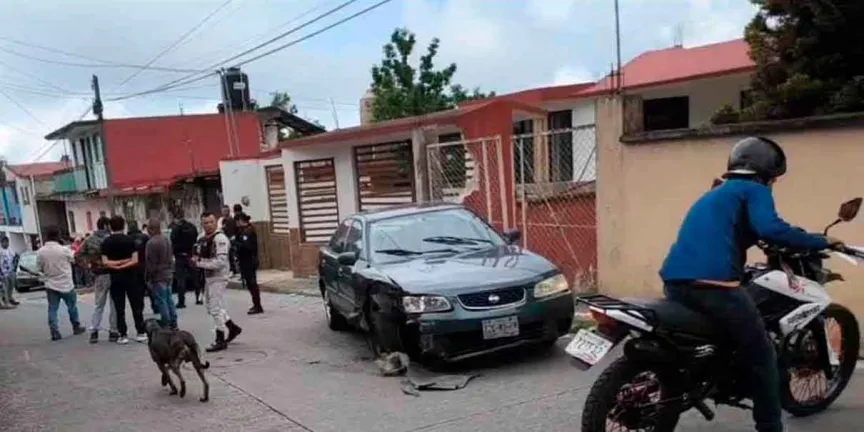 Sin frenos, auto provocó carambola y se estampó en una casa en Teziutlán