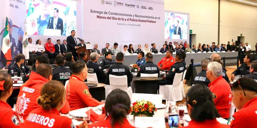 Puebla fortalece seguridad y reconoce a policías con décadas de servicio