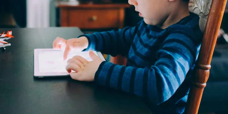Expertos advierten: pantallas afectan sueño y desarrollo de niños
