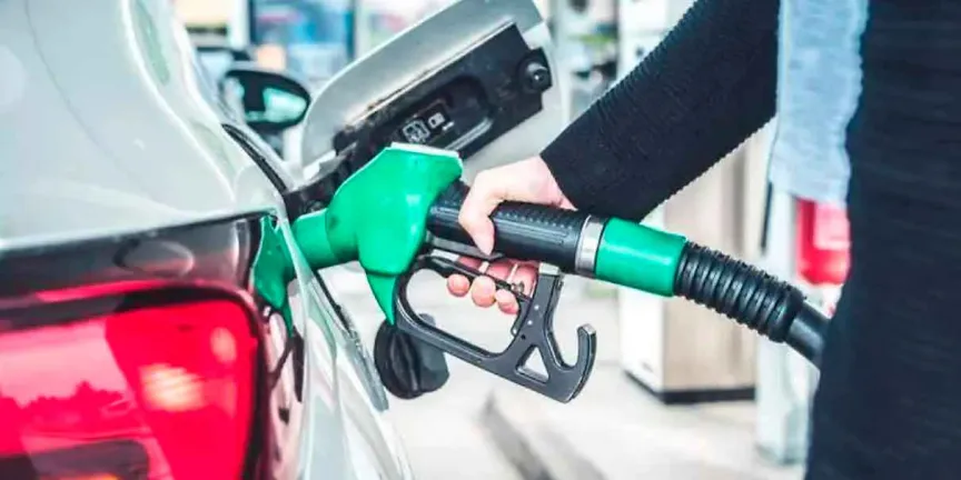Sheinbaum elimina comisiones en gasolineras: pagar con tarjeta dará ahorro de hasta 7 pesos desde mayo