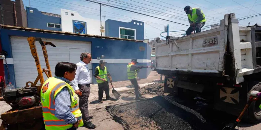 Supervisa Pepe Chedraui campaña de bacheo en San José Mayorazgo