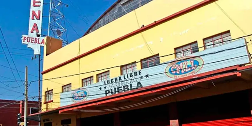 Violenta riña afuera de Arena Puebla deja un herido grave durante función de lucha libre