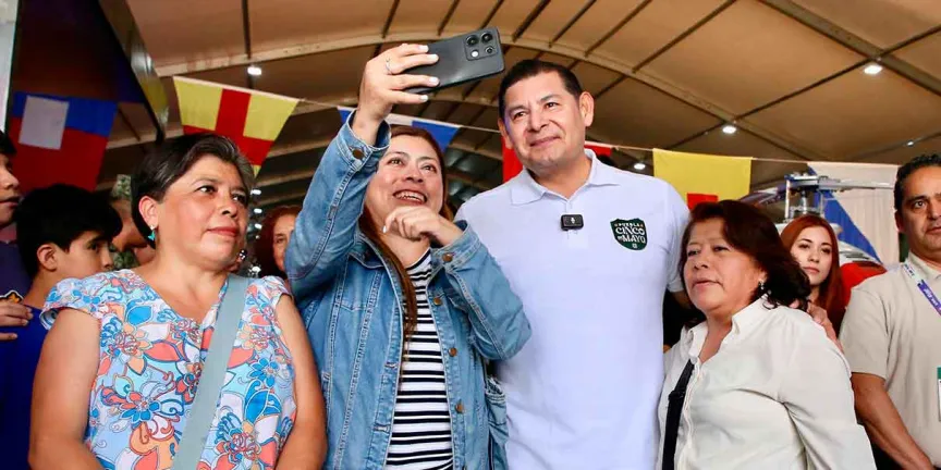 Miles disfrutan el cierre de la Feria de Puebla 2026 junto a Alejandro Armenta