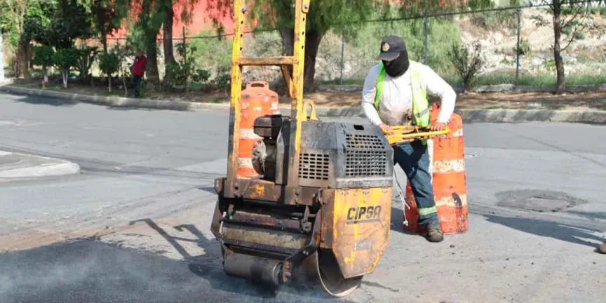 Gobierno de Puebla intensifica labores de bacheo en calles de la capital