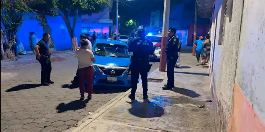 Taxista alcoholizado termina contra pared de una casa en Tehuacán