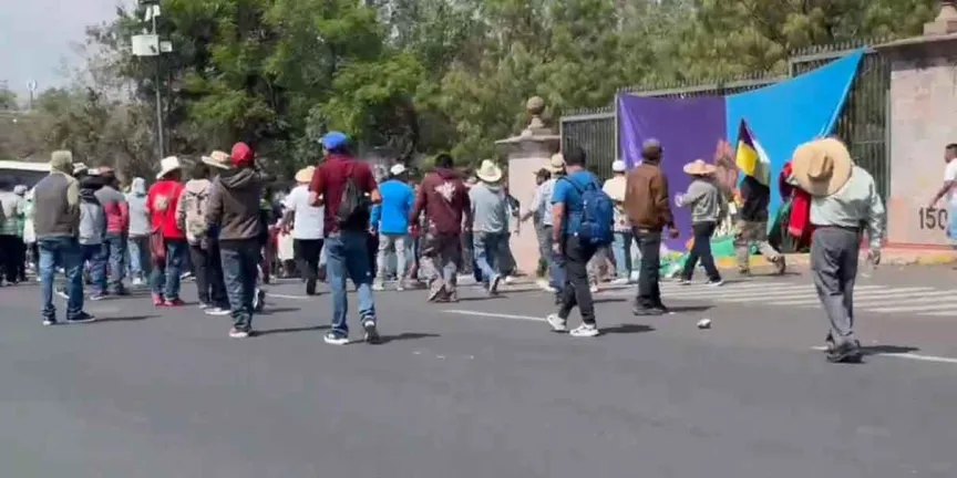 Comuneros de Sevina irrumpen en Casa Michoacán y chocan con policías antimotines