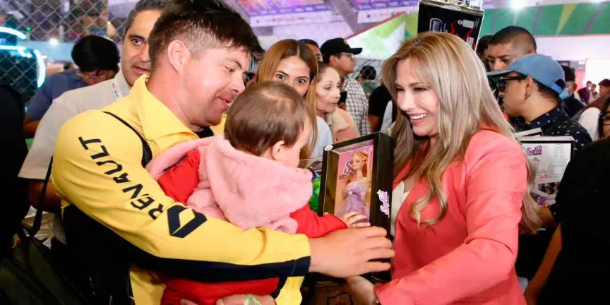 Con cercanía y sensibilidad, Ceci Arellano comparte con familias cierre de Feria de Puebla