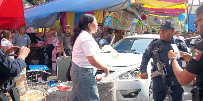 Conductor ebrio irrumpe en el Zócalo de Chilpancingo y arrasa con varios puestos