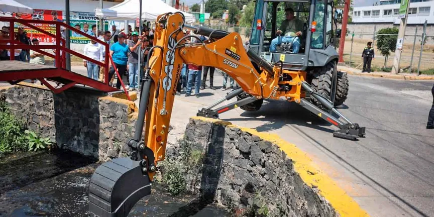 Fortalece Omar Muñoz limpieza de canales con entrega de retroexcavadoras en Cuautlancingo