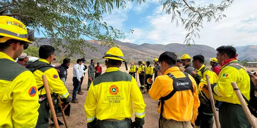 Operativo aéreo combate incendio forestal en el cerro Tecaballo en Puebla