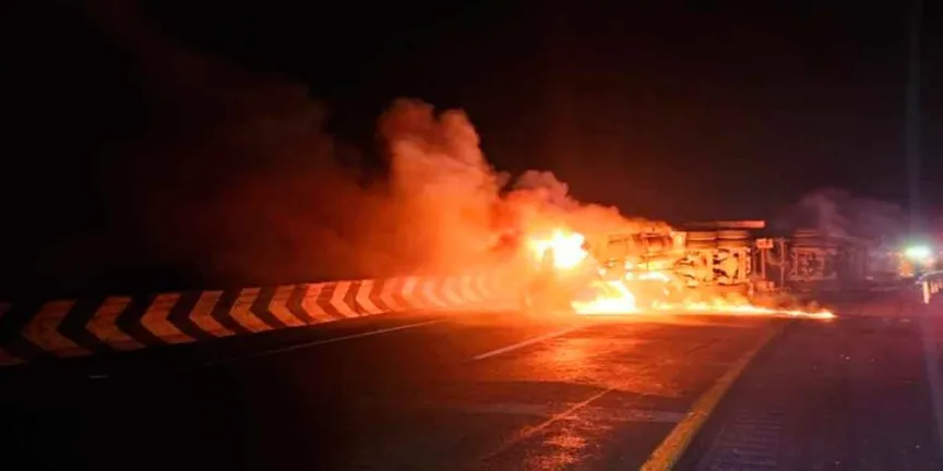 Trailero chocó y murió calcinado en la Autopista Siglo XXI