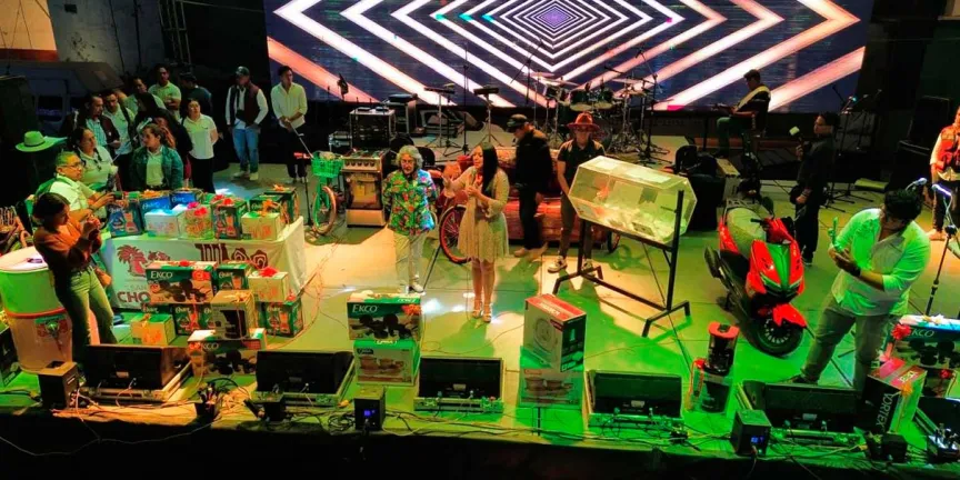 Tonantzin Fernández festejó a mamás en San Pedro Cholula