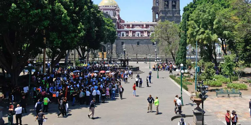 Estudiantes y turistas del centro histórico se sumaron al simulacro de sismo