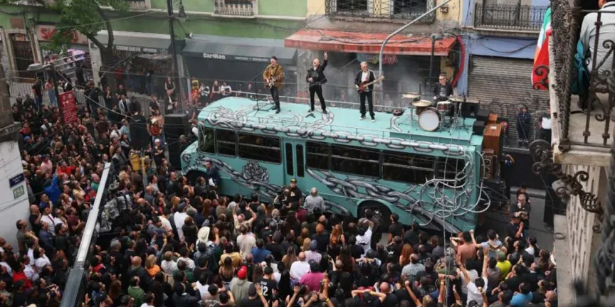 U2 desata euforia en la CDMX al grabar videoclip sorpresa sobre un autobús turístico