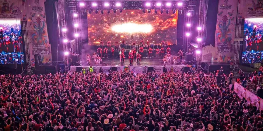 Asistentes a la Feria de Cuautlancingo bailan y disfrutan con Banda Cuisillos
