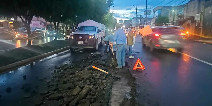 Lluvias colapsan drenaje sanitario en la avenida Lafragua de Puebla