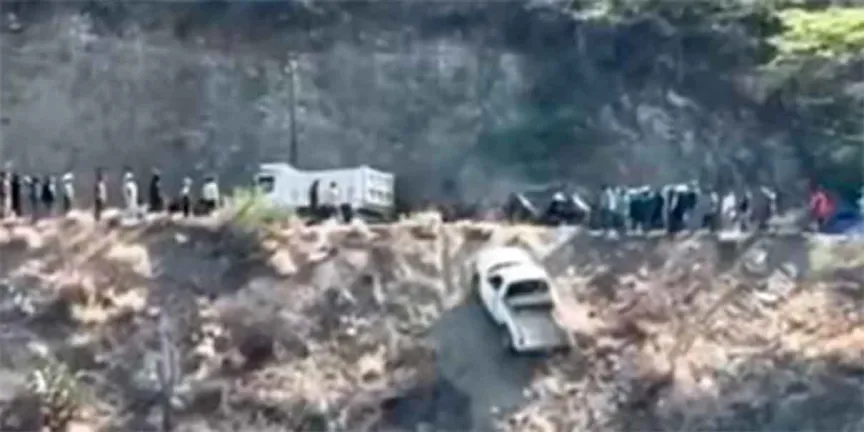 Aparatoso accidente en Coxcatlán: camioneta termina en barranco de La Pala