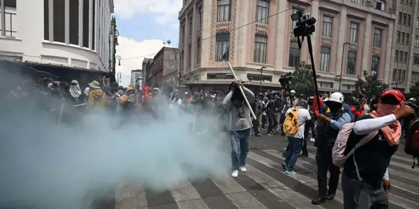 CNTE rompe cerco policial en el Zócalo pese a vallas y gases; se registra enfrentamiento con policías