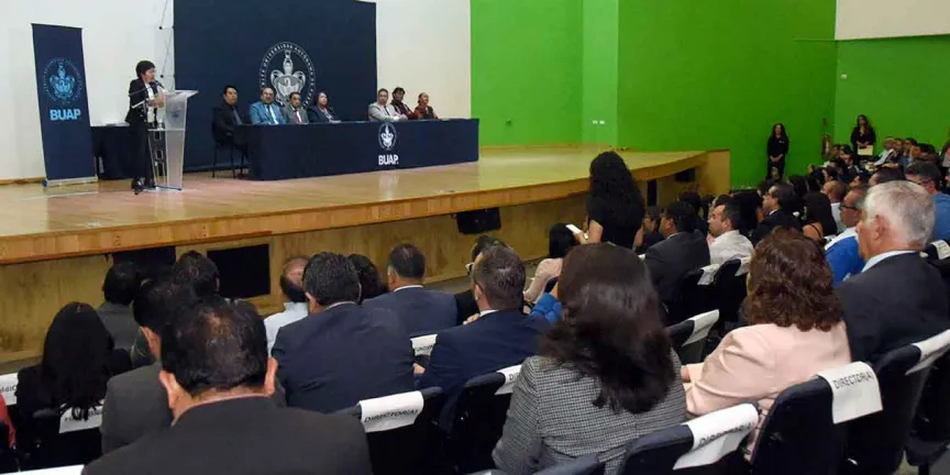 Lilia Cedillo entrega 150 definitividades a personal de la BUAP
