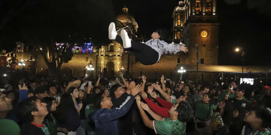 Celebración de locura en Puebla por histórico paso de México en el Mundial